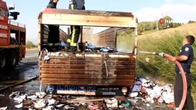  Seyir halindeki tırın dorsesi alev aldı