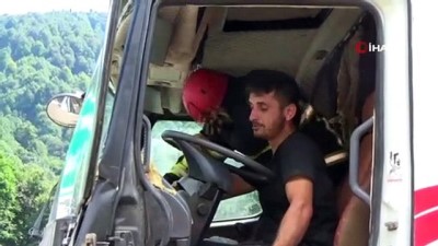 gozyasi -  Tıra çarpan kamyonda sıkışan sürücü:  “Annem, babam duymasın sen yetiş ağabey” Videosu