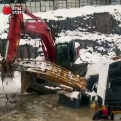 İş makinesi buz göletine devrildi! 1 kişi hayatını kaybetti