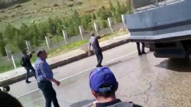 HDP'den kirli provokasyon, milletvekili polise taşla saldırdı Video